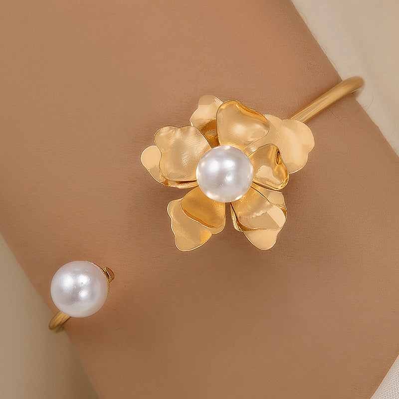 Flower-inlaid Pearl Bracelet