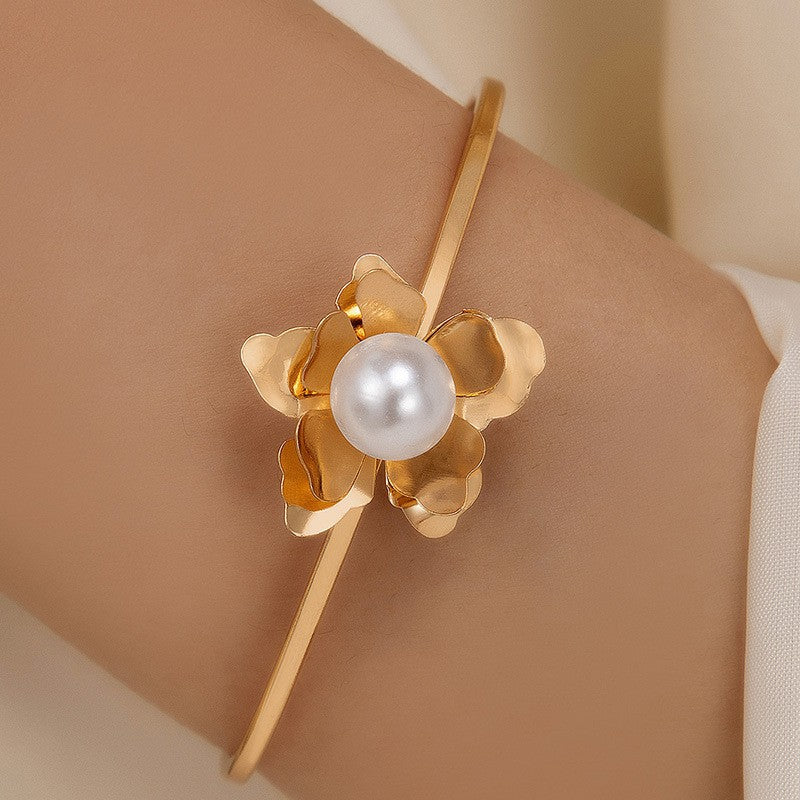 Flower-inlaid Pearl Bracelet